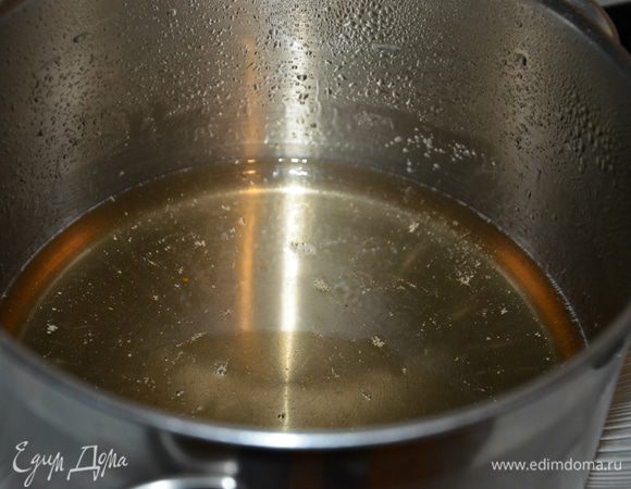 Готовим тесто:
Сахар (167 г) + 50 мл. воды = прокипятить минуту для растворения сахара.