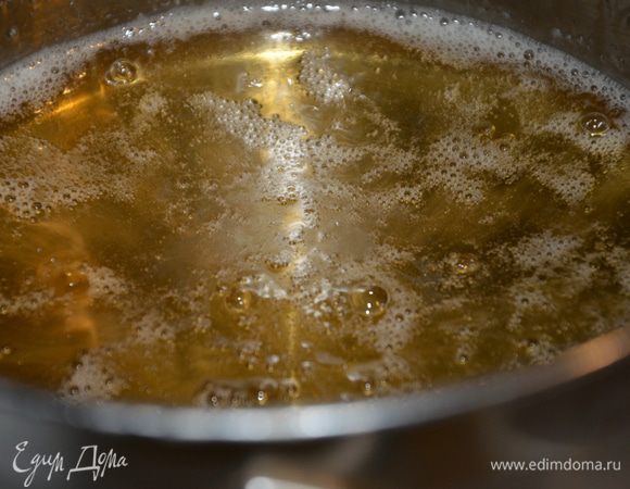 Отдельно нагреть патоку (на паровой бане или в микроволновке) или инвертный сироп. Вливаем к сиропу (из шага 2). Кипятим (все вместе) в течение минуты. Снять с плиты, охладить до 20 градусов.