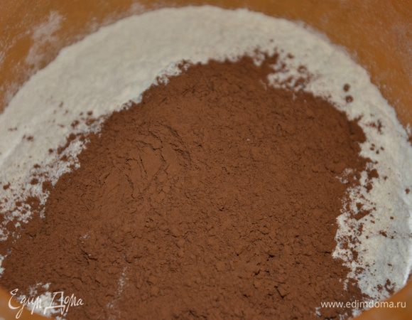 Смешать муку, какао, соду.