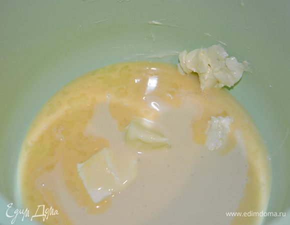 В другой емкости смешиваем размягченное слив. масло + сгущенка + 33 г яйца и охлажденный сироп (из шага 3).