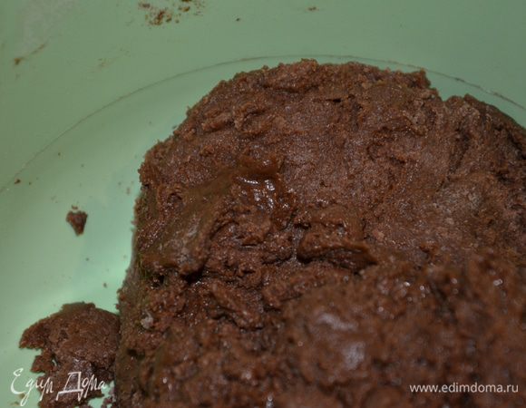 Вводим мучную смесь (через сито) из шага 4. Замешиваем густое тесто.