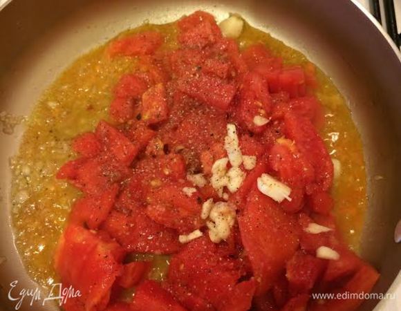 В сковороде разогреть 3 ст. л. оливкового масла, потушить лук до золотистого цвета. Помидоры очистить и крупно нарезать. К луку добавить помидоры, чеснок, сахар, соль, перец, перемешать и тушить 5 минут.