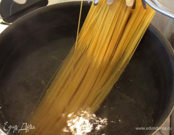 Макароны отварить, но не переварите, они еще в соусе дойдут до готовности.