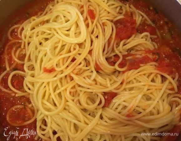 В соус добавить орегано, макароны и перемешать. Потушить 3 — 4 минуты.