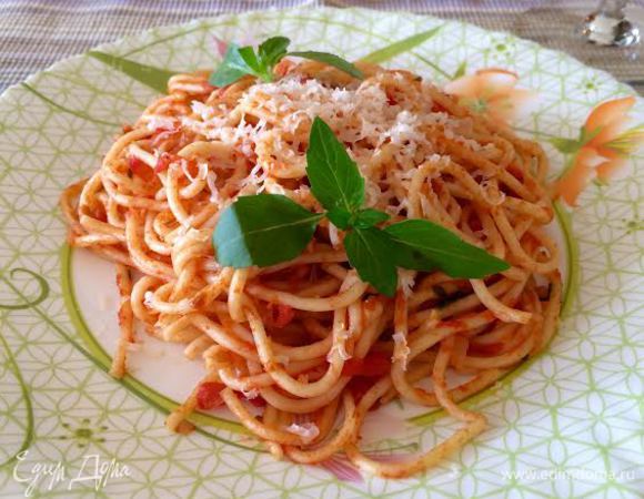 Готовое блюдо посыпать сверху тертым сыром и сбрызнуть оливковым маслом.