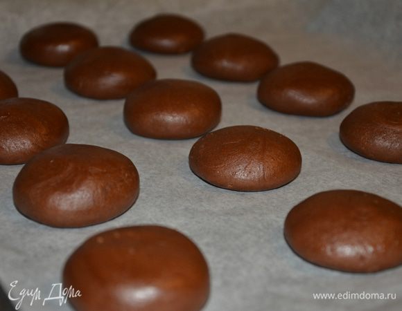 Накрыть тесто пленкой и убрать в хол-ик на 30 минут.
Приступаем к раскатке пряников. Выкладываем на противень, размер каждого пряника — примерно 50 граммов. Выпекать 8 — 12 минут при 200°С. Время выпечки зависит от размера пряников и от вашей духовки. Можно разломать один пряник, но ни в коем случае не разрезать. Если он пропекся, то внутри тесто схватилось (не вытекает), но при этом он еще липкий и сильно влажный.