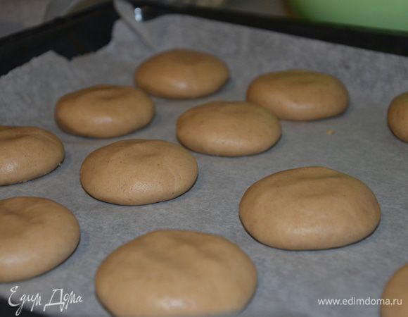 Можно готовить и белые пряники со специями. Тогда убираем из рецепта какао  и заменяем на смесь ваших любимых специй: корица, имбирь, мускатный орех, кориандр, гвоздика и смесь муки. Т. е. ровно 29 г (специй с мукой) вместо какао-порошка.