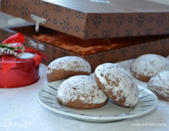 Готовые пряники выкладываем на решетку. Охлаждаем. Пряники начинают каменеть, есть их еще нельзя.
Готовим глазурь: 1 белок + 200 г сахарной пудры + 1 ч. ложка (не обязательно) лимонного сока. Все сразу смешать, взбить до вязкой белой массы. Нанести любым удобным способом. Я наносила  при помощи силиконовой кисти. Можно использовать сухой белок (альбумин). Разводят его 1 к 7 (сухой белок: вода) + сахар = взбить.
Дождаться застывания глазури и убрать в контейнеры или пакеты (на ночь). Примерно через 8 часов пряники дозреют, станут более мягкими, и их можно будет есть.

   