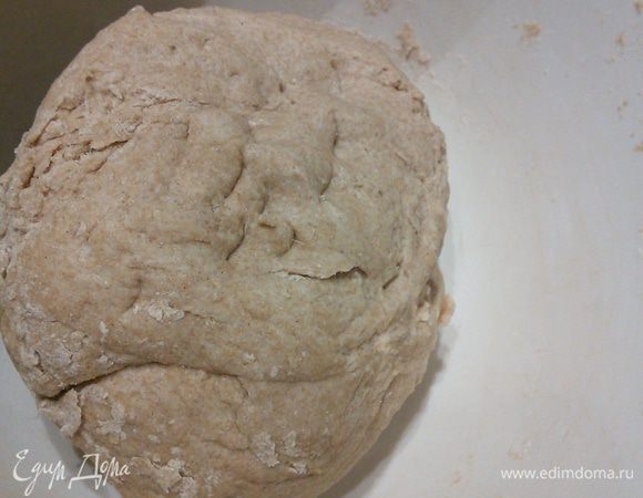 Для опары смешать ц/з муку (у меня полба) с солью. В холодной воде развести дрожжи, смешать с мукой, накрыть пленкой и поставить в холодильник на 2 — 3 дня. Получается довольно плотный шарик теста. 