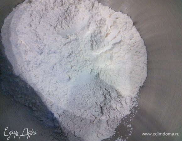 В день выпечки смешать ржаную и пшеничную муку с солью в чаше комбайна. 