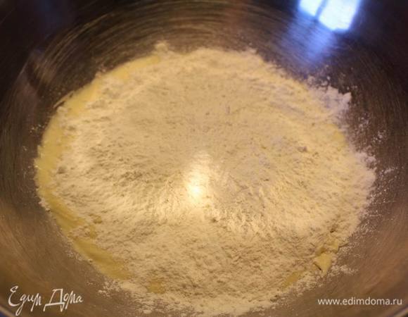 Просеиваем муку с пекарским порошком и солью в 2 — 3 захода.