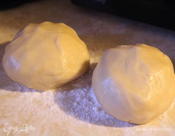 Замешиваем тесто, делим на 2 части.