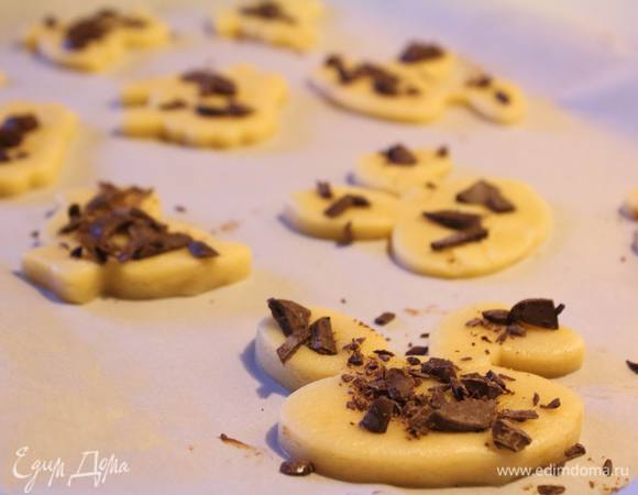 Разогреваем духовку на 180°С, выкладываем на противень, застеленный бумагой для выпечки, наши коржики.
Можно украсить шоколадной крошкой, коричневым сахаром, вяленой клюквой — по вкусу, а можно и оставить просто так.