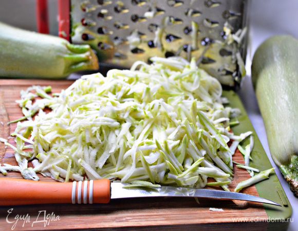 Вымыть и натереть кабачки на крупной терке. Посолить и оставить на 10 мин.