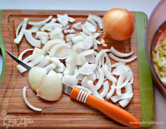 Почистить лук и нарезать тонкими полукольцами, затем еще пополам.