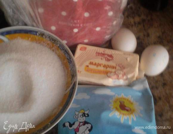 Нам понадобиться следующий набор продуктов: яйца — 2 шт., сахар — 150 г, маргарин — 100 г, мука — примерно грамм 350, может чуть больше или меньше в зависимости, сколько тесто возьмет в себя муки. Для крема: сметана  и вареное сгущенное молоко. Сгущенку я покупаю не вареную, а дома в течение 2 часов варю.