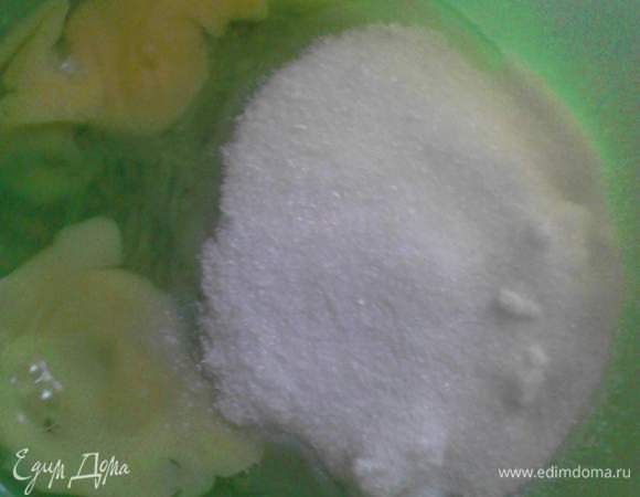 Соединяем яйца и сахар.