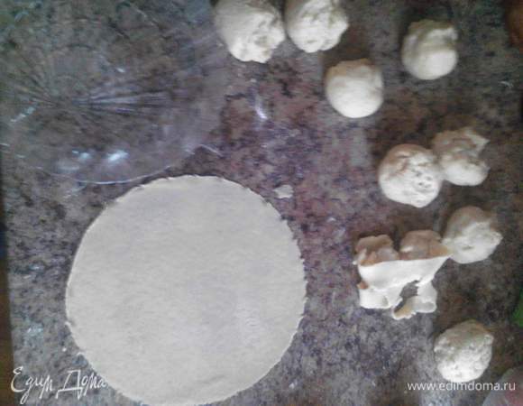 Делим на небольшие кусочки (у меня получилось 12 штук) и раскатываем тонкие коржики.