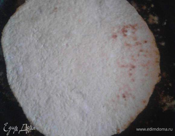 Нагреваем сковороду и обжариваем коржи.