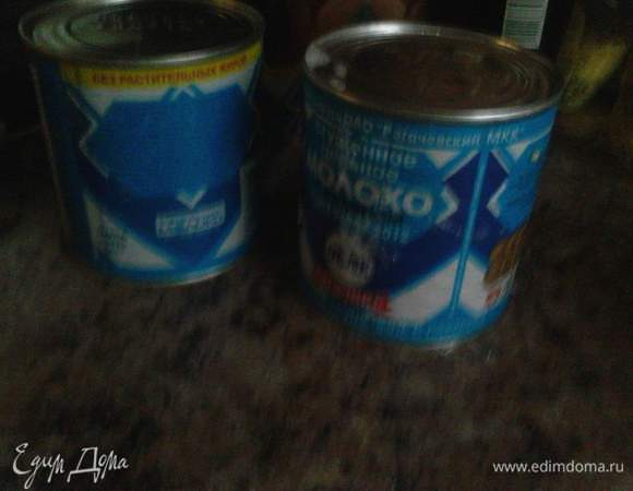 Берем вареную сгущенку и соединяем ее со сметаной.