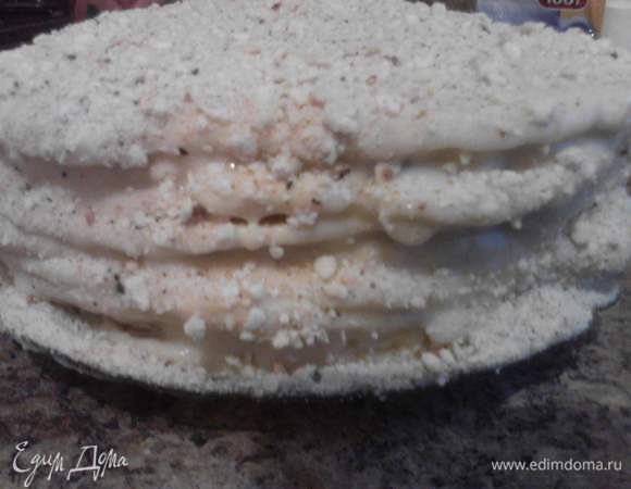 Формируем торт, обильно смазывая каждый корж кремом, сверху торт смазать кремом и посыпать крошкой. Дать немного настояться.
Крем можно использовать любой, также можно добавить варенье или свежие ягоды. Приятного аппетита!