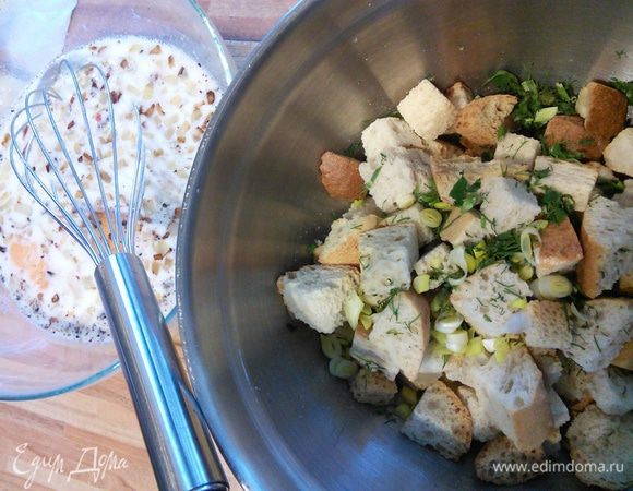 Смешать в миске молоко с зажаркой, добавить яйца и взбить венчиком. Посолить и поперчить, добавить мускатный орех. Выложить в смесь сухарики и мелко порезанный зеленый лук и зелень.   