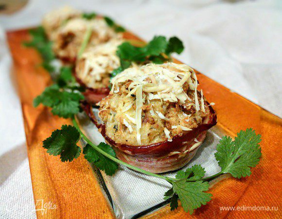 Выпекать в заранее разогретой до 180°С духовке около 20 — 30 мин до золотисто цвета. Оставить маффины на 5 мин. в формочках, так их легче будет достать. Подавать сразу. 