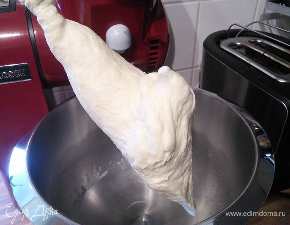 После того, как вы добавили дрожжевую воду, оставьте на несколько минут миски для активации дрожжей. Затем добавьте мед, соль и масло грецкого ореха от торговой марки Biolio. Замесите гладкое, эластичное тесто. Накройте миску пленкой и поставьте в теплое место на расстойку на 1 час. 