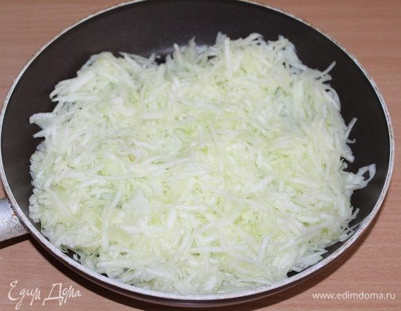 Кабачки натереть на терке, отжать лишнюю жидкость и слегка обжарить в небольшом количестве растительного масла.