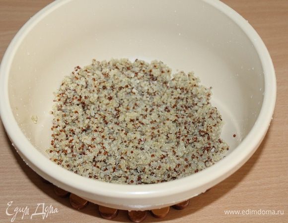 Киноа отварить согласно инструкции на упаковке, остудить.