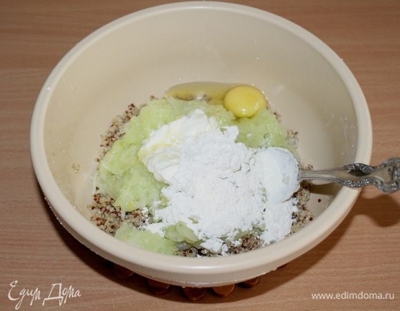 К киноа добавить кабачки, сметану, яйцо, муку, посолить, поперчить по вкусу.
