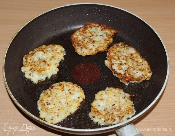 Выкладывать ложкой оладьи на раскаленную сковороду с раст. маслом, обжарить на сковороде с двух сторон до золотистой корочки.