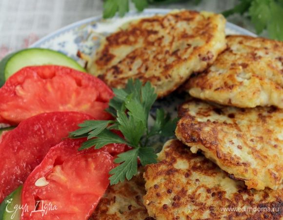 Подать теплыми со сметаной и свежими овощами.