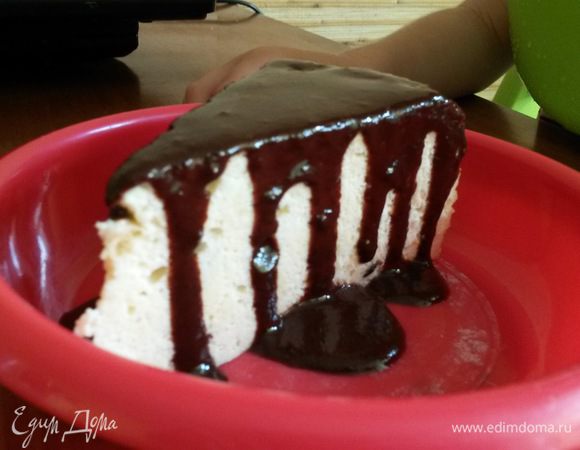 После сигнала даем постоять минут 10 на подогреве и затем даем остыть, прежде чем вынимать.
Чтоб было еще интереснее можно полить сверху помадкой из растопленного шоколада + масло + молоко или присыпать сахарной пудрой.