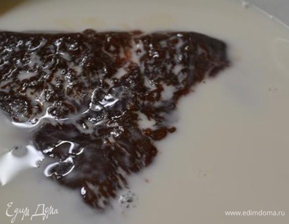 Печень помыть, удалить шкуру и протоки. Замочить на 40 мин в подсоленном молоке.