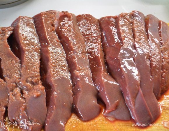 Достать печень и промыть под водой, дать стечь воде и нарезать на порционные куски.