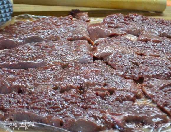 Отбить слегка с двух сторон. Посолить и поперчить.