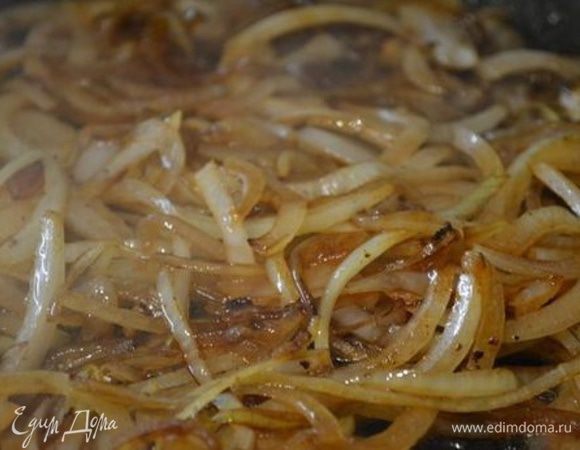 На той сковороде, где жарилась печень, обжарить лук, нарезанный полукольцами, до мягкого состояния.