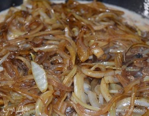 Выложить лук на печень и залить молоком, в котором она находилась. Уровень молока не должен быть выше уровня печени. Дать закипеть, убавить огонь на минимум и тушить 20 минут под закрытой крышкой.