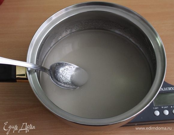 Варим сироп: в сотейник всыпать сахар, влить воду, поставить на огонь больше среднего, варим до 150°С на кулинарном термометре. 
Сироп во время варки лучше не мешать, а слегка покачивать сотейник из стороны в сторону.
