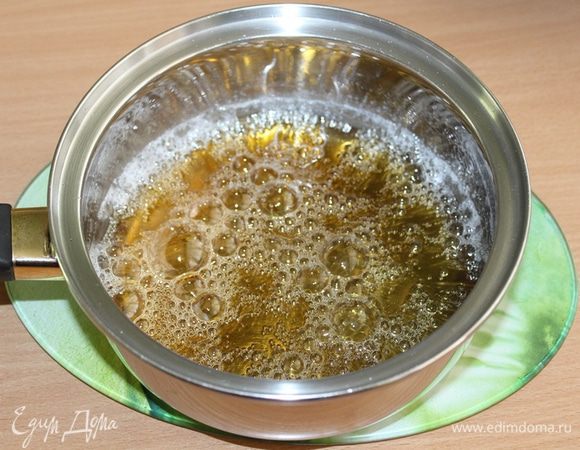 Если у вас нет термометра, сироп варим до янтарного цвета и характерного карамельного аромата, это займет минут 10 — 15. 
Не переварите сироп, иначе будет горелый вкус.