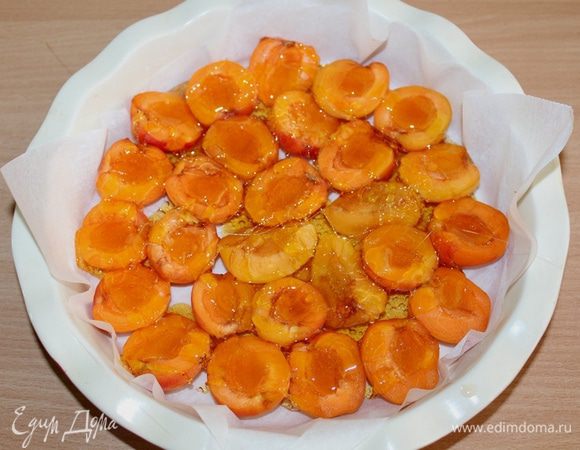 Выливаем сироп прямо на абрикосы.
