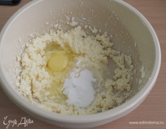 Для теста взбиваем размягченное сливочное масло с сахаром до пышного светлого крема.
Добавляем туда по одному яйцу, ванильный сахар, не переставая взбивать.