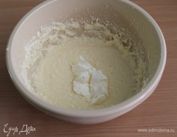 Добавляем сметану.