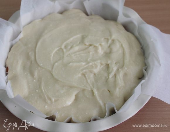 Выливаем тесто на абрикосы.