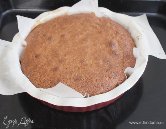 Выпекаем пирог в нагретой духовке при 180°С 40 — 45 минут.