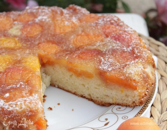 Вынуть форму из духовки, дать пирогу постоять 15 минут, а затем перевернуть на плоское блюдо.