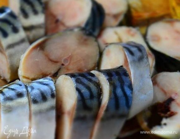 Подмороженную рыбу выпотрошить, хорошо помыть и нарезать кусочками.