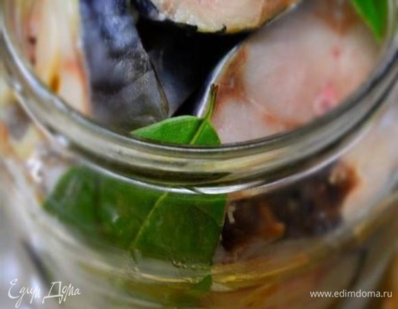 Сложить рыбу в литровую банку, добавить перец горошком и лавровый лист.