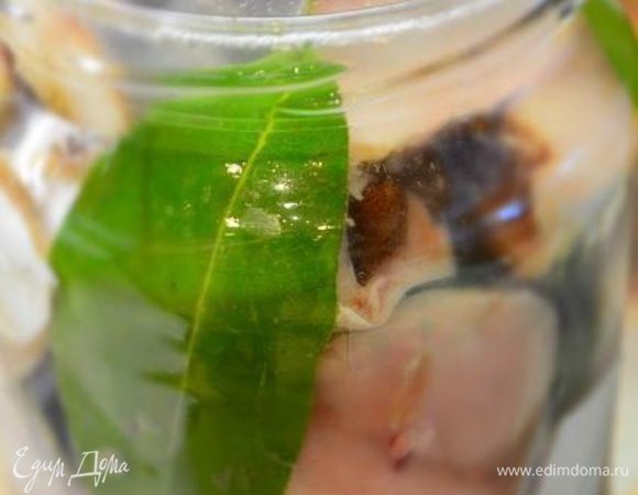 В холодную воду добавить соль и сахар, перемещать до растворения. И залить рыбу. Закрыть крышкой и убрать в холодильник на 2 дня.